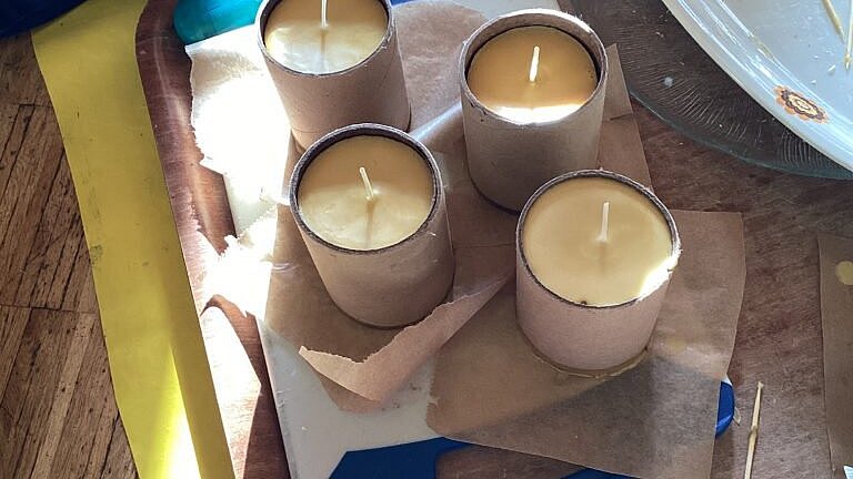 Wir gießen unsere eigenen Kerzen.