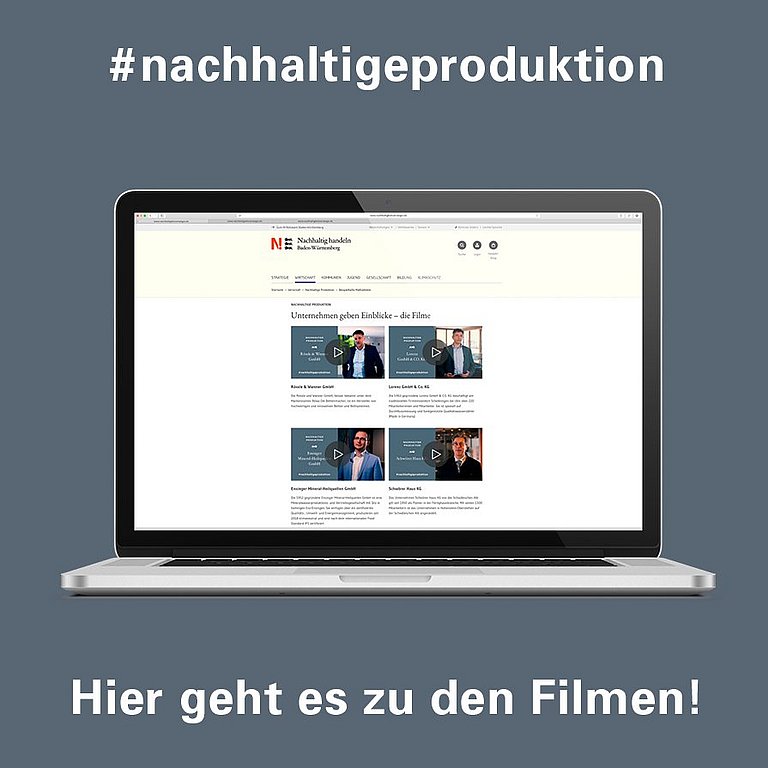 Auf grauem Hintergrund steht ein geöffneter Laptop. Der Bildschirm zeigt eine Seite des Internetauftritts der Nachhaltigkeitsstrategie mit Filmbeiträgen zur Nachhaltigen Produktion. Oberhalb und unterhalb des Rechner steht geschrieben: #nachhaltigeproduktion sowie "Hier geht es zu den Filmen".