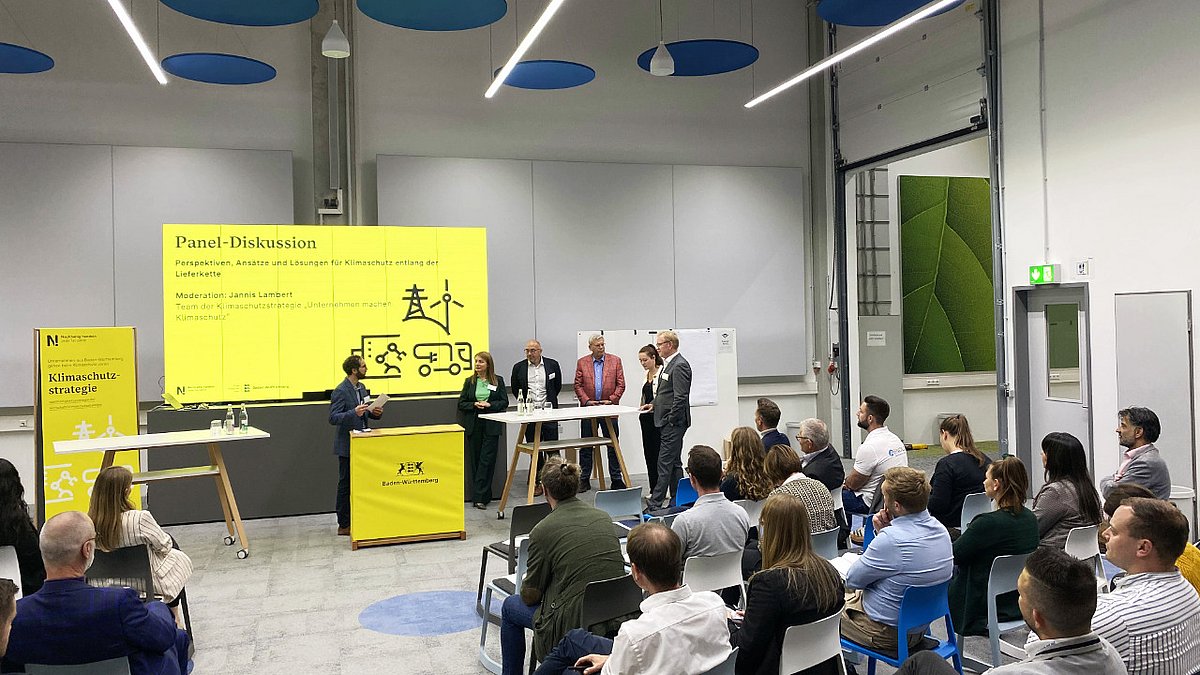 Vortrag eines Unternehmensvertreters bei Arnold Umformtechnik Dörzbach. Auf der Bühne findet eine Panel-Diskussion statt.