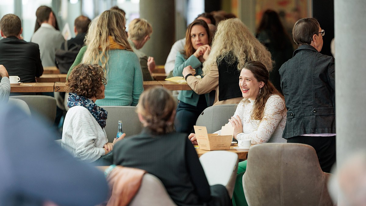 Netzwerken beim Klimawin BW-Forum in der Messe Stuttgart.