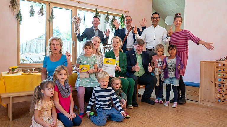 Gruppenbild mit Umweltministerin Thekla Walker und verschiedenen Personen des Waldorfkindergartens Vaihingen Enz bei der Preisübergabe des Wettbewerbs Kleine Helden im Rahmen der KLIMA.LÄND.TAGE 2025.