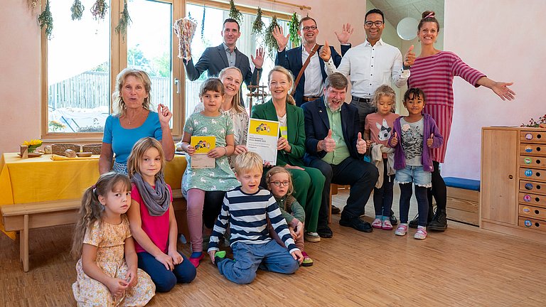 Gruppenbild mit Umweltministerin Thekla Walker und verschiedenen Personen des Waldorfkindergartens Vaihingen Enz bei der Preisübergabe des Wettbewerbs Kleine Helden im Rahmen der KLIMA.LÄND.TAGE 2025.