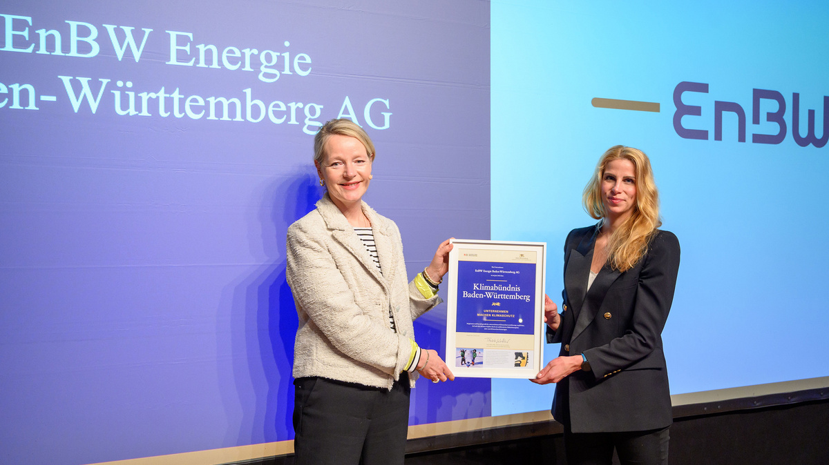 Frau Ministerin Thekla Walker überreicht die Urkunde für das Klimabündnis Baden-Württemberg an die EnBW Energie Baden-Württemberg AG.