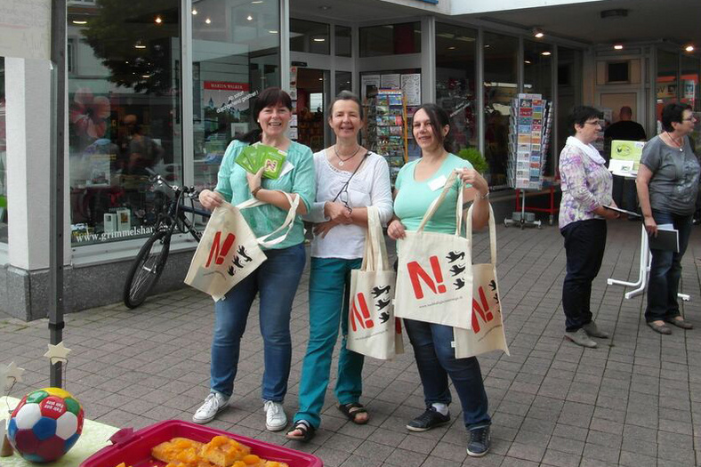 N!-Tage 2015 drei Frauen stehen mit dem Jutebeutel der Nachhaltigkeitsstrategie in einer Straße in Oberkirch