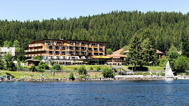 Das Seehotel Wiesler liegt direkt am Titisee