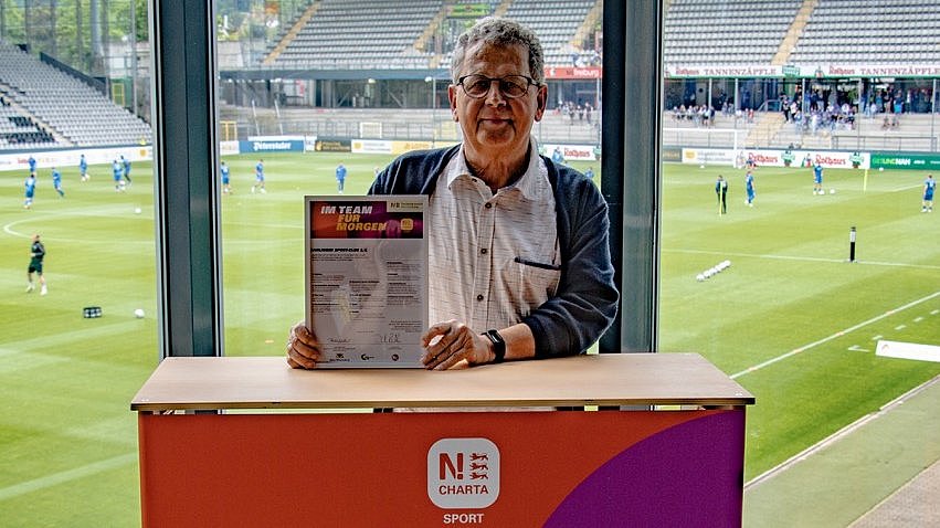 Der Vertreter des Bahlinger Sport-Club e.V. mit der N!-Charta Sport Urkunde.