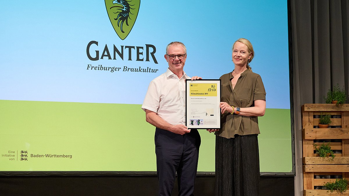 Urkundenübergabe von Umweltministerin Thekla Walker MdL an einen Vertreter der Brauerei Ganter