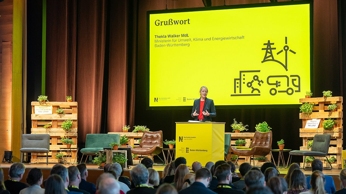 Grußwort der Umweltministerin Thekla Walker MdL auf der Bühne.