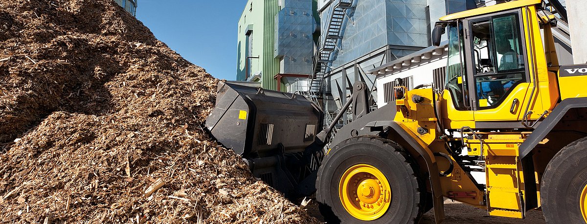 Ein Bagger lädt Material auf. 