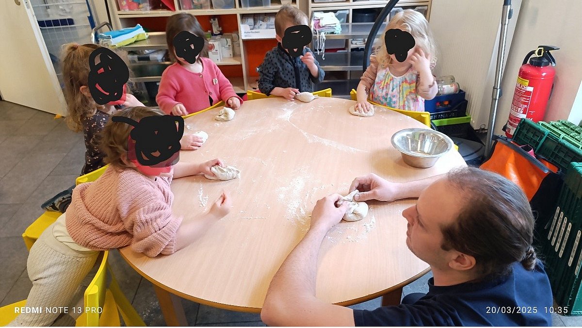 Hier hat unser Koch, Moritz mit den Kindern den Brotteig geknetet. Die Kinder waren sehr Konzentriert dabei.