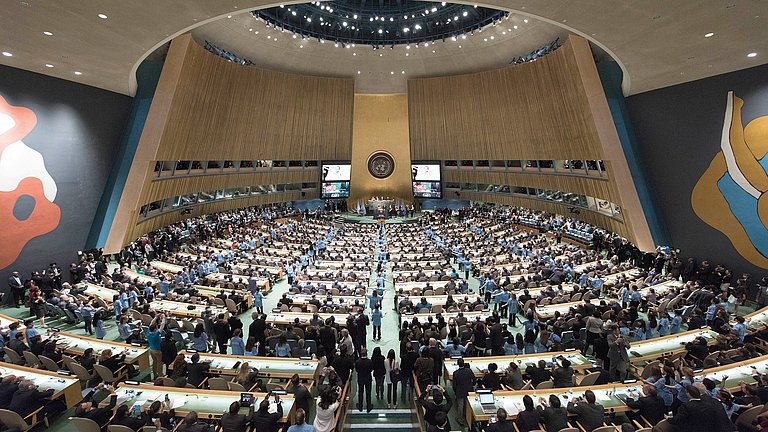 Ein Blick in den vollbesetzten Sitzungssaal der Generalversammlung der vereinten Nationen.