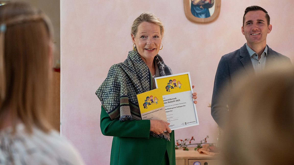 Umweltministerin Thekla Walker überrreicht dem Waldorfkindergarten Vaihingen Enz den Award und die Urkunde für den 3. Platz beim Wettbewerb Kleine Helden 2025 anlässlich der KLIMA.LÄND.TAGE 2025.