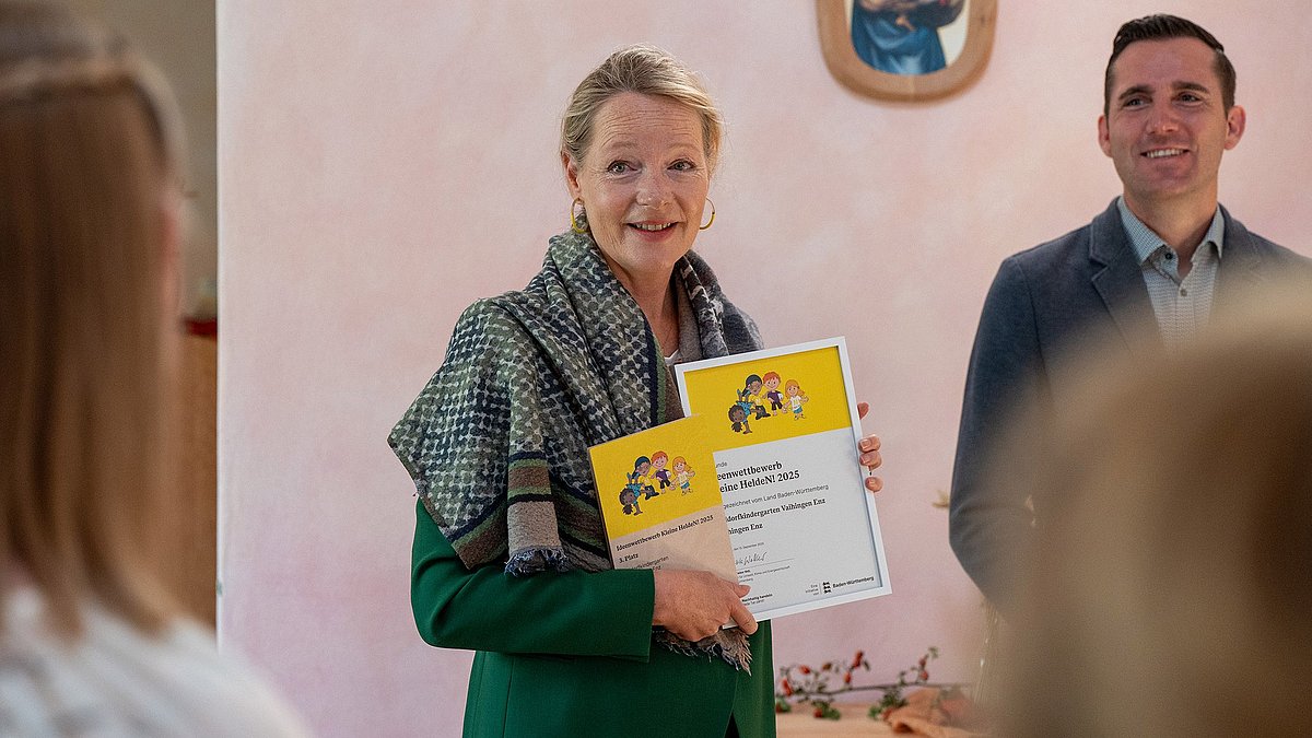 Umweltministerin Thekla Walker überrreicht dem Waldorfkindergarten Vaihingen Enz den Award und die Urkunde für den 3. Platz beim Wettbewerb Kleine Helden 2025 anlässlich der KLIMA.LÄND.TAGE 2025.