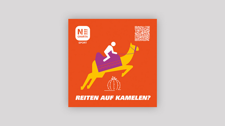 N!-Charta Sport Sticker: Reiten auf Kamelen? Roter Hintergrund mit zwei einem grafisch dargestellten Kamel mit Reiter. Das Kamel springt gerade über einen Kaktus. Unten die weiße Aufschrift "Reiten auf Kamelen?"