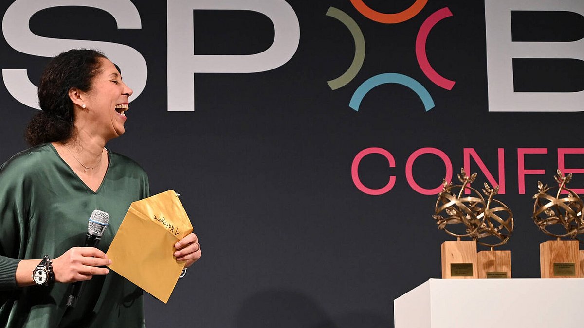 Ein Gewinnerumschlag fürden SPOBIS Awards 2024 wird geöffnet.