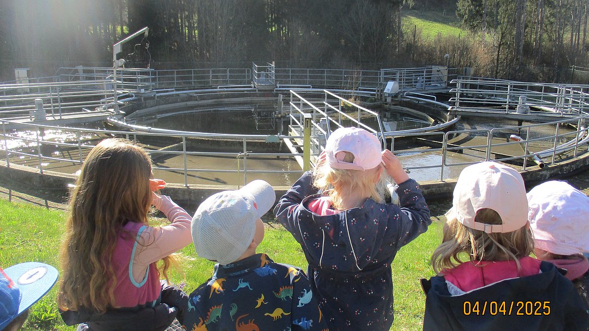 Besuch der Kita Grosselfingen in der Kläranlage.