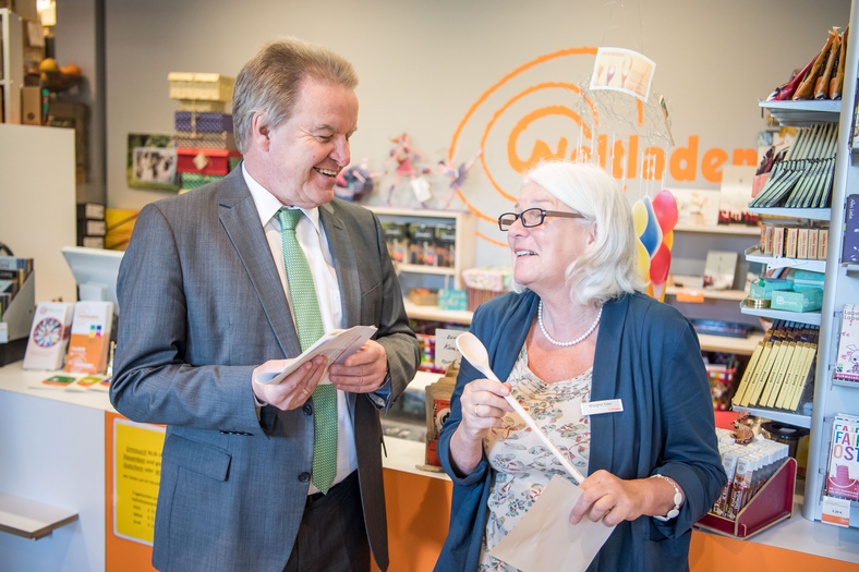Umweltminister Untersteller in einem Weltladen mit einer dortigen Mitarbeiterin