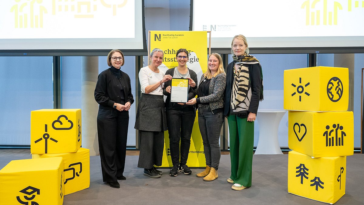 Urkundenübergabe: Vertretende der BUNDjugend Baden-Württemberg mit Umweltministerin Thekla Walker und Kultusstaatssekretärin Sandra Boser.