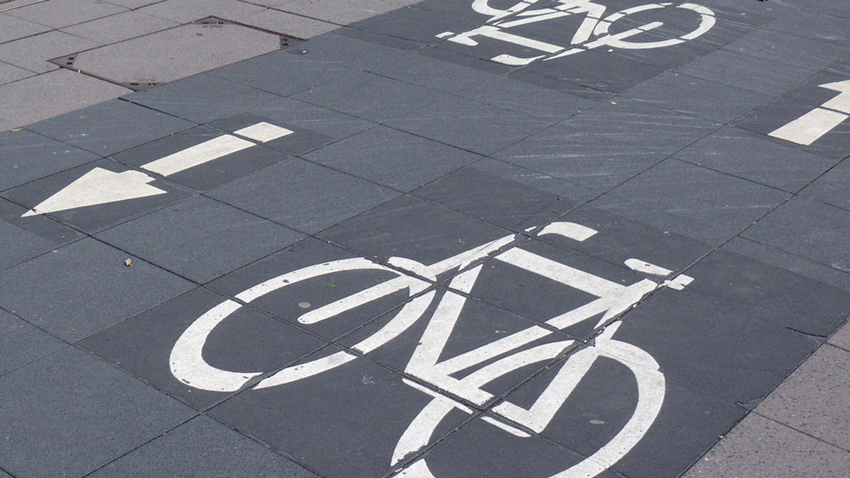 Radwegekennzeichnung fördert den Radverkehr Ein sehr gut gekennzeichneter Fahrradweg weist am Boden die Richtungen aus.