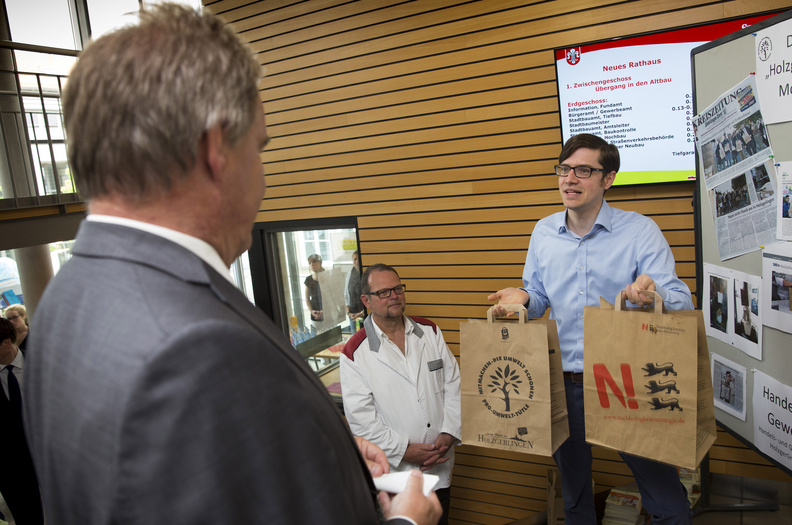 Franz Untersteller wird über die nachhaltig produzierte Helden-Tüte informiert