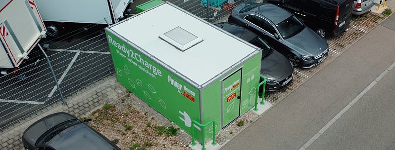 Drohnenansicht Stromspeicherstation Power House bei Kiesling Kühlfahrzeuge aufgestellt.