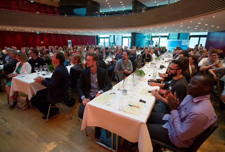 N!-Tage 2016 Aufnahme der über 200 Gäste der Abendveranstaltung