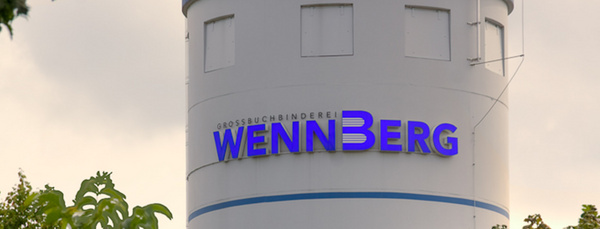 Ein Turm der Großbuchbinderei Wennberg mit seinem Schriftzug.