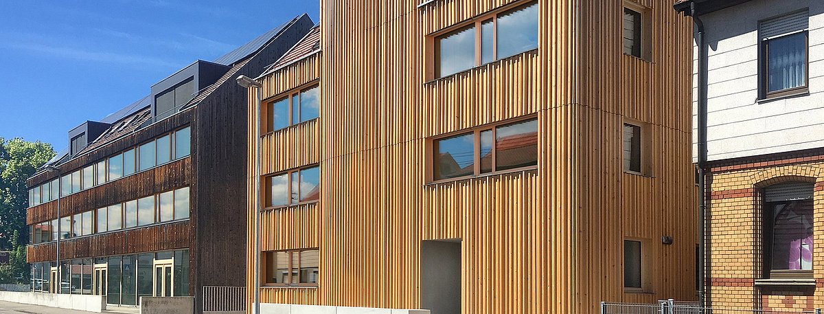 Die Ostfassade des Eisbärhauses ist vollflächig mit Holz verkleidet. Auf dem Dach befindet sich eine Fotovoltaik-Anlage.