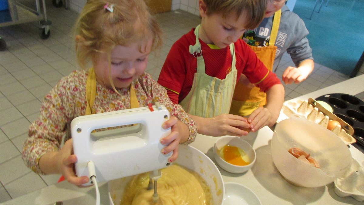 Unsere Erde und Samen haben wir in einer Gärtnerei in der naheliegenden Stadt eingekauft. Für manche Kinder war es ihre erste Busfahrt. Für Wegzehrung haben die Kinder selbst gesorgt, in dem sie gemeinsam Muffins gebacken haben.