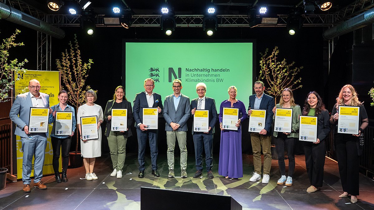Es stehen 12 Personen mit Klimabündnis BW-Urkunden auf einer Bühne.