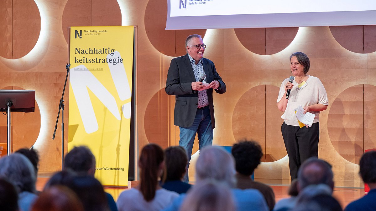 Dr. Bettina Dengler und Achim Beule begrüßen die Teilnehmenden des BNE-Festivals.