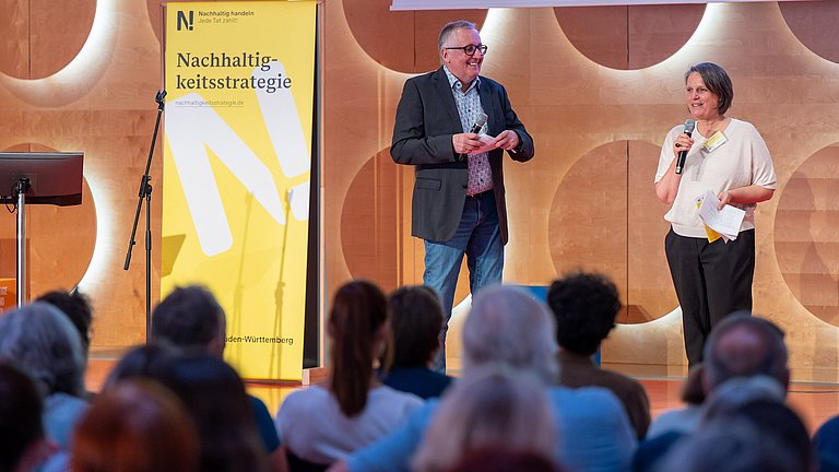 Dr. Bettina Dengler und Achim Beule begrüßen die Teilnehmenden des BNE-Festivals.