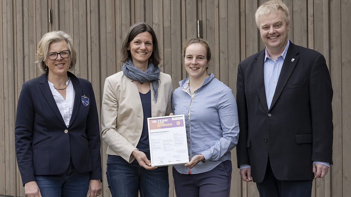 Die Vorsitzende des Landesruderverbands Baden-Württemberg und der Vorsitzende des Deutschen Ruderverbands übergeben die Urkunden an den Ulmer Ruderclub e.V.