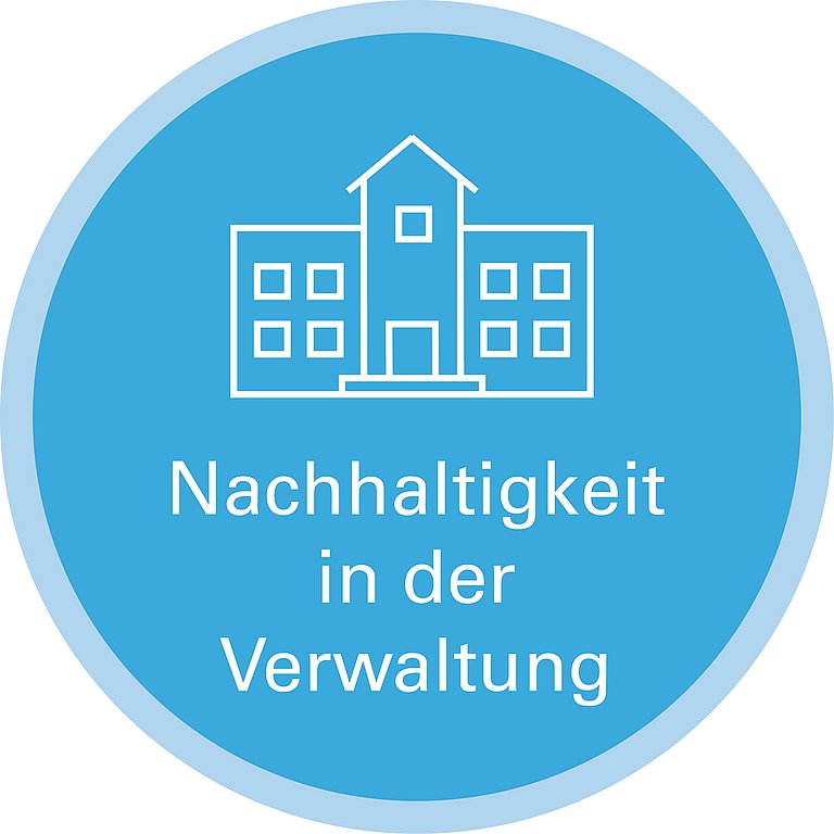 Icon zu Handlungsfeld: Nachhaltigkeit in der Verwaltung. Die Grafik zeigt die Strichzeichnung der Frontansicht eines stilisierten Rathauses.