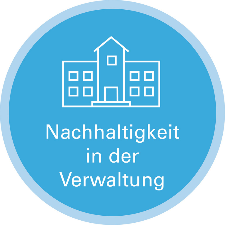 Handlungsfeld Nachhaltigkeit in der Verwaltung Icon zu Handlungsfeld: Nachhaltigkeit in der Verwaltung. Die Grafik zeigt die Strichzeichnung der Frontansicht eines stilisierten Rathauses.
