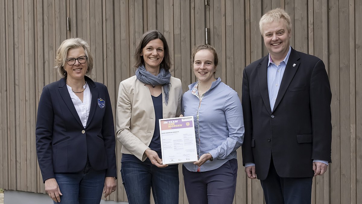 Die Vorsitzende des Landesruderverbands Baden-Württemberg und der Vorsitzende des Deutschen Ruderverbands übergeben die Urkunden an den Ulmer Ruderclub e.V.