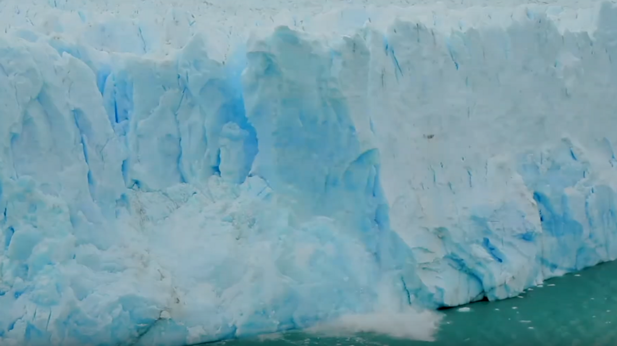Gewaltige, schmelzende Gletschermassen brechen ins Wasser aufgrund der Erderwärmung.