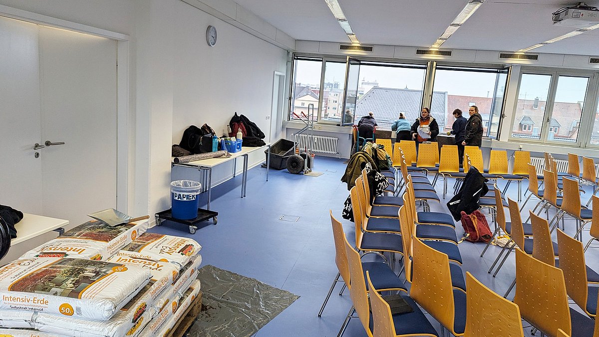 Befüllen der Blumenkästen mit Substraten