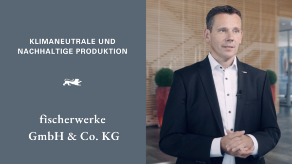 Links weiße Schrift auf grauem Hintergrund: "Klimaneutrale und nachhaltige Produktion – fischerwerke GmbH & Co. KG". Rechts Marc-Sven Mengis.