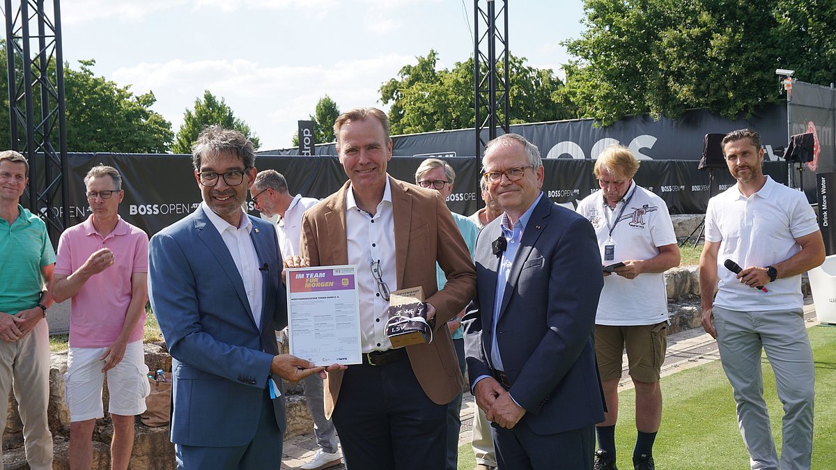 Andre Baumann neben dem Vorstand des Württembergischen Tennis-Bund.
