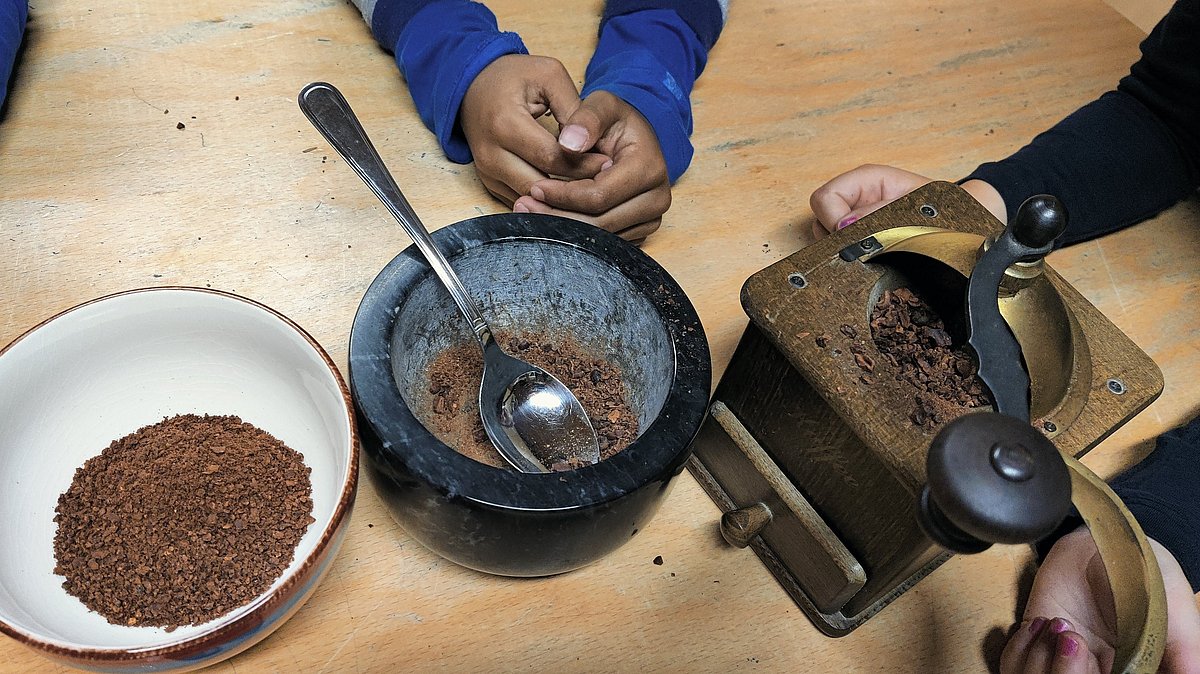 Schokolade wurde, ausgehend von der Kakaobohne, hergestellt: schälen, mörsern, mahlen.