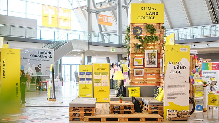 Der Messestand, fotografiert aus der Ferne.