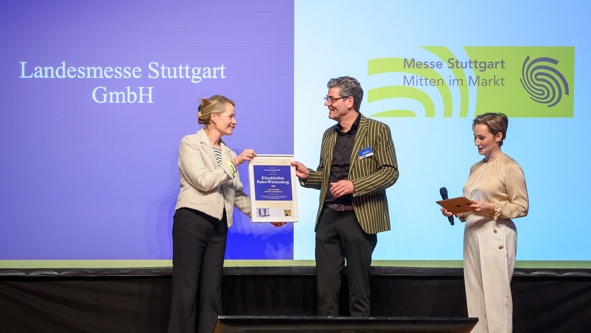 Frau Ministerin Thekla Walker überreicht die Urkunde für das Klimabündnis Baden-Württemberg an die Landesmesse Stuttgart GmbH.