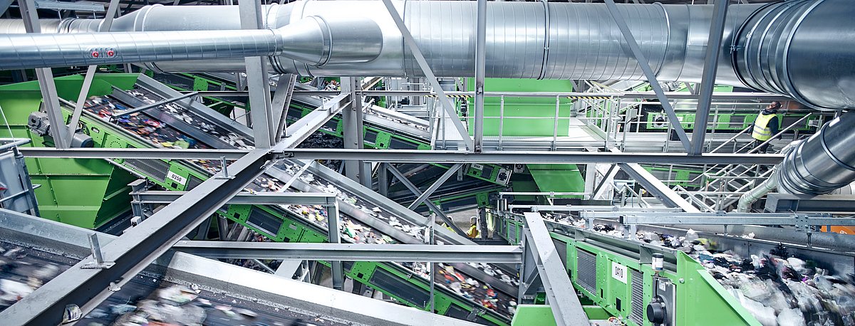Förderbänder in der Recyclinganlage in Grünstadt