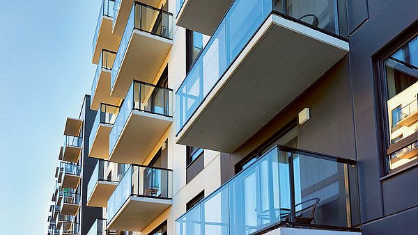 Dargestellt ist ein gepflegtes und frisch saniertes Mehrfamilien-Wohnhaus.