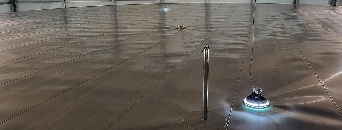 Draufsicht auf ein Membranflachdach mit Sekurant und Behälterbelauchtung.