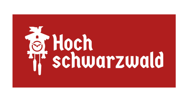 Logo der Hochschwarzwald Tourismus GmbH mit weißem Schriftzug und Kuckucksuhr auf rotem Grund.