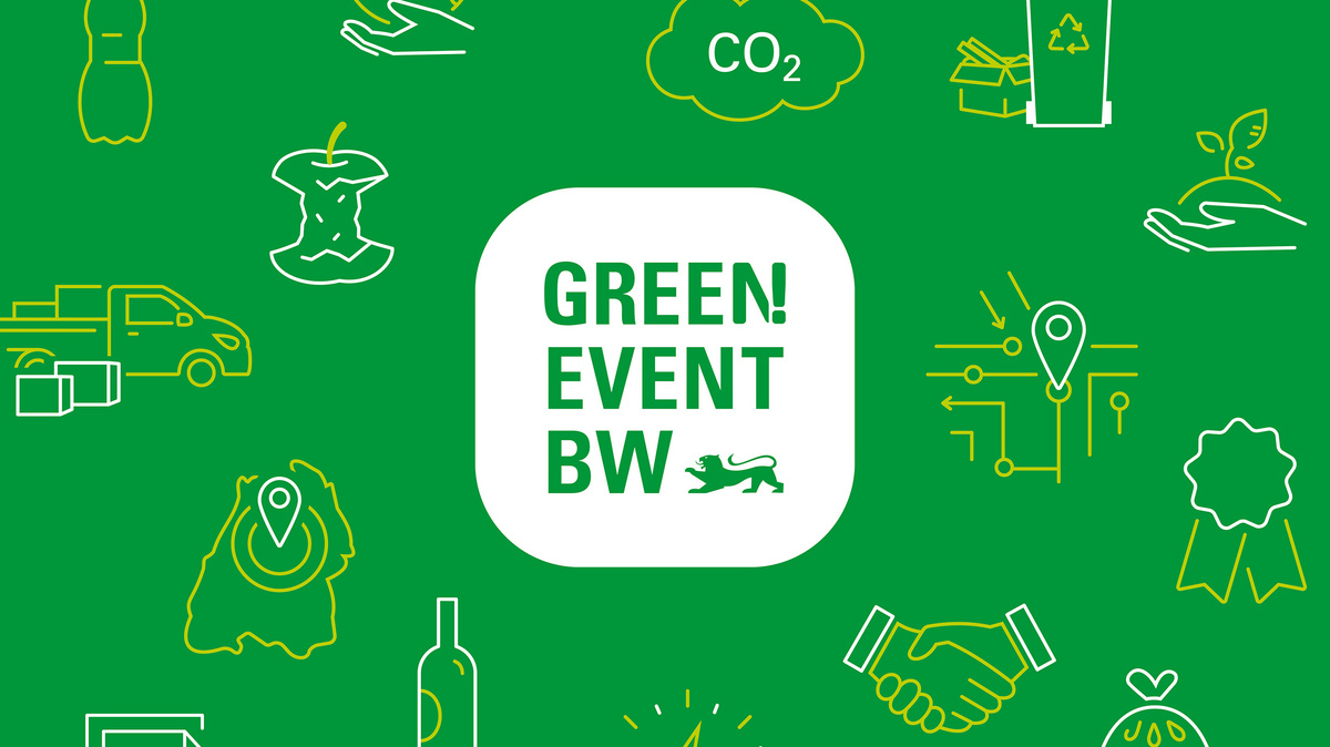 Grüner Hintergrund mit einer Grafik aus weißen, roten und gelben Linien, die Menschen bei einer Veranstaltung zeigen. Auf der rechten Seite ist das Green Event Logo auf weißem Hintergrund zu sehen.