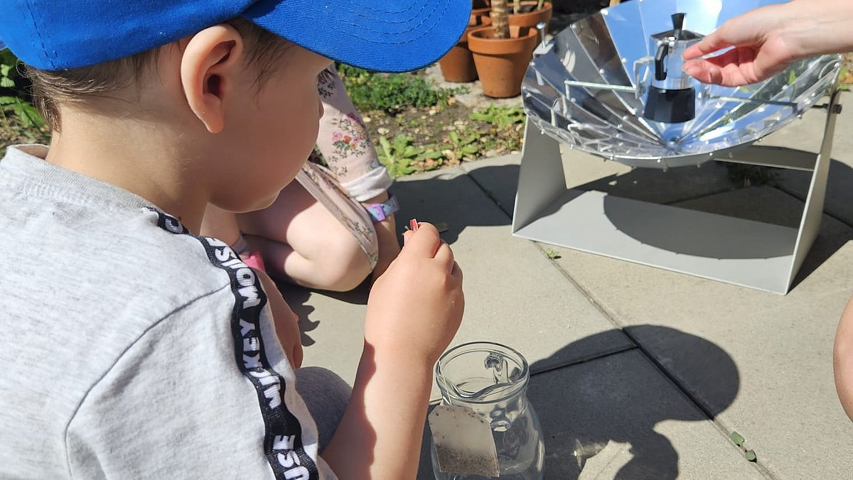 Wir kochen Wasser mit einem Solarkocher um Tee zu machen.