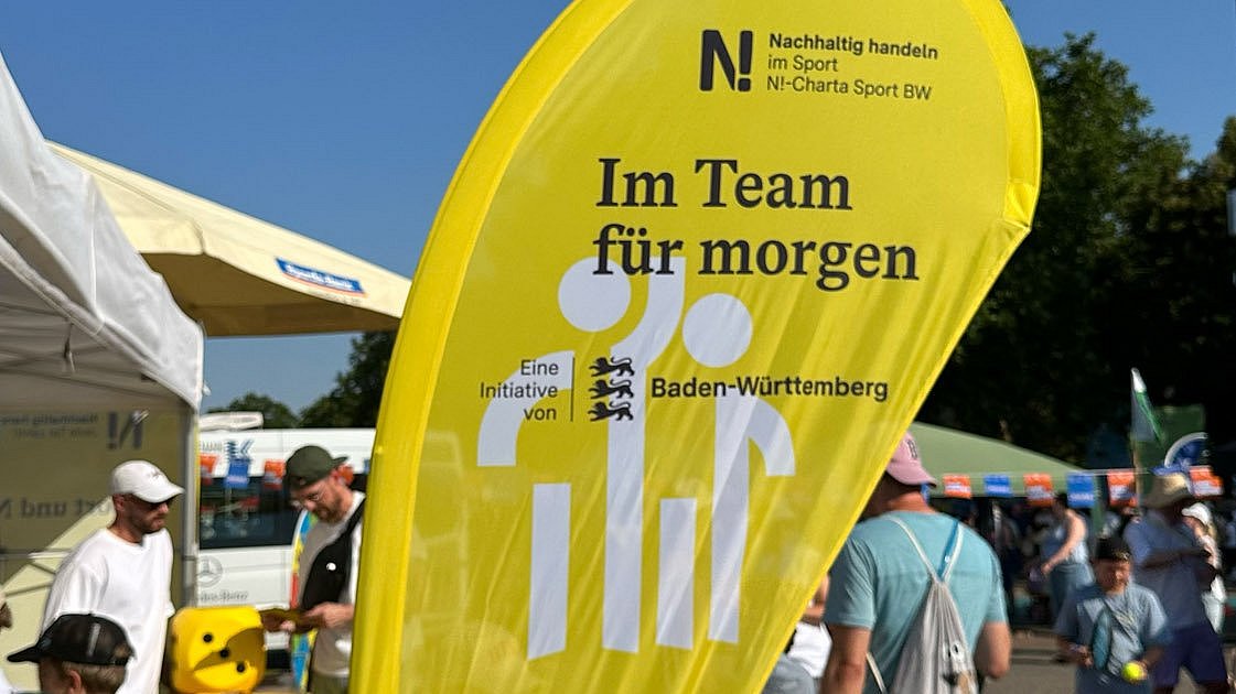 N!-Charta Sport Fahne am Stand